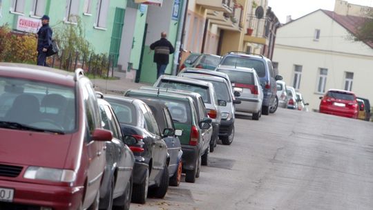 Coraz większy chaos na parkingach poza płatną strefą