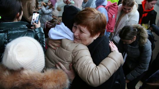 Córka płacze, syn rwie się do walki. Rozmawiamy z uchodźcami na dworcu PKP w Lublinie