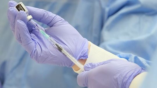 COVID-19. Będą "szczepionkowe paszporty"? Pomysł wywołuje kontrowersje