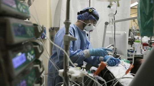 Covid-19 nie zniknął i nadal może być groźny. Będzie kolejna fala? 