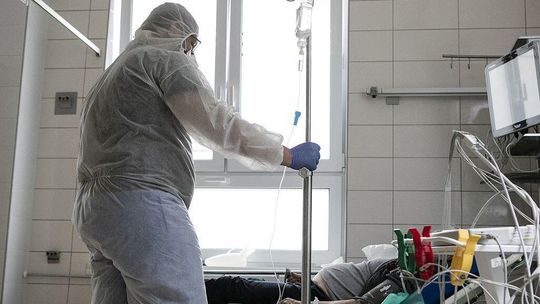 COVID-19. Zanieczyszczenie powietrza wpływa na przebieg choroby. Wyniki badań