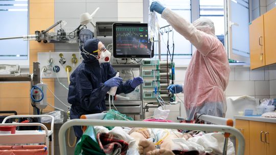 COVID-19 znowu w natarciu. Już blisko 2,5 tysiąca przypadków dziennie