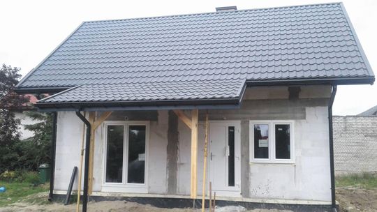 Cudem uniknęli śmierci, stracili dom w pożarze. Dzięki pomocy ludzi udało się postawić nowy