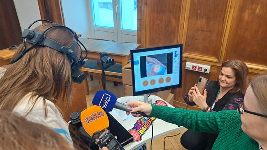 Ćwiczy lekarzy okulistów w badaniu wcześniaków