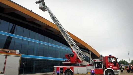 Ćwiczenia na budowie nowego basenu. Strażacy ratowali poszkodowanego na dachu