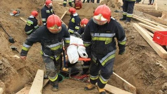 Ćwiczenia na budowie obwodnicy Lublina. Człowiek pod ziemią, strażacy w akcji