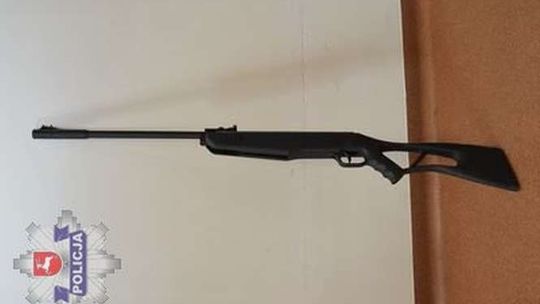 Ćwiczyli strzelanie do butelek. Zniszczyli garaż