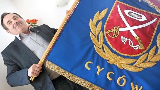 Cyców ma herb – dwie szable i czółenko