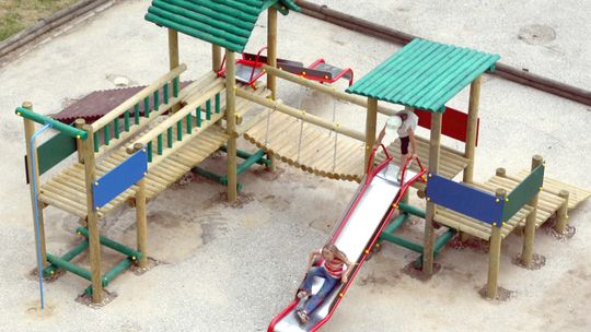 Cyfrowa szkoła: Laptopy i huśtawki dla szkół z regionu