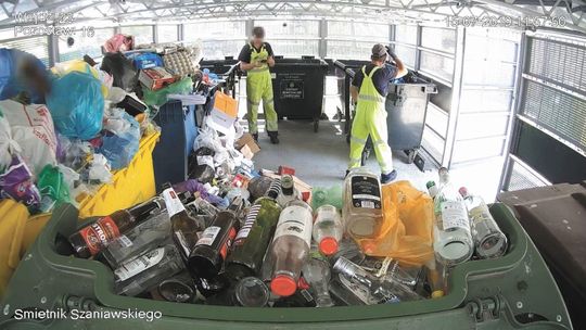 Cyfrowy zamek i monitoring w śmietniku. Filmiki z kamer wywołały burzę