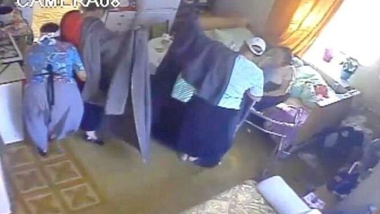 "Cyganki splądrowały mieszkanie mojej babci i groziły klątwą" (wideo)