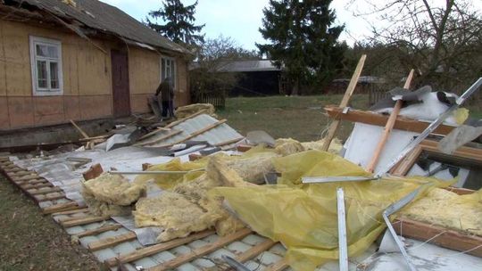 Cyklon Stefan w pow. bialskim. Zerwane dachy, powalone drzewa