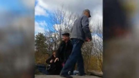 "Cyrk z wejściem na cmentarz", ludzie skaczą przez płot. Ksiądz: Na własne ryzyko [wideo]