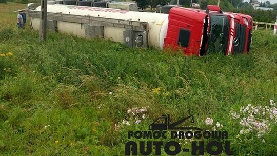 Cysterna przewożąca sok malinowy wypadła drogi