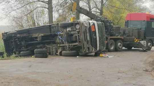 Cysterna przewróciła się na bok. Wiozła 19 ton paliwa