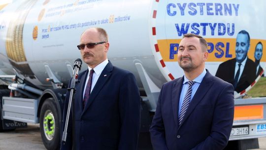 "Cysterna wstydu" w Puławach. Happening PiS zakłócany przez przeciwników