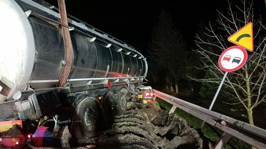 Cysterna z 26 tys. litrów paliwa wypadła z trasy drodze krajowej nr 17. Zdjęcia
