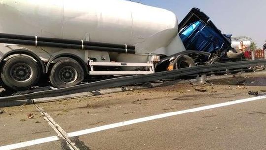 Cysterna zjechała z drogi i rozbiła się na barierkach. Kierowca zasnął?