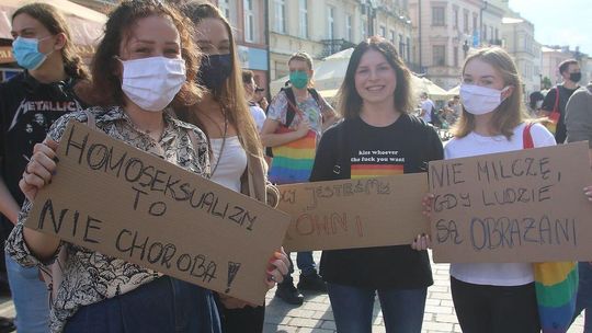 Cytat z Biblii i znicze pod biurami poselskimi PiS na manifestacji LGBT w Lublinie