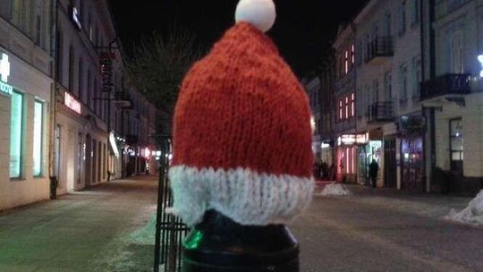 Czapeczki mikołajowe na koszach i stojakach. Akcja na deptaku (zdjęcia)