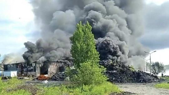 Czarna chmura dymu nad Lubartowem. Pożar w składowisku opon