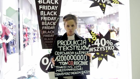 Czarne wdowy w Leclercu. To odpowiedź Extinction Rebellion na Black Friday