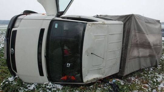 Czarnoziem: Bus wypadł z drogi i przewrócił się na bok