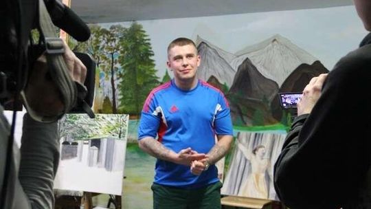 "Czarny chleb i czarna kawa". Więźniowie migają w teledysku dla niesłyszących 