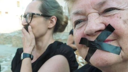 Czarny protest Komitetu Obrony Demokracji w Lublinie. Zakleili sobie usta