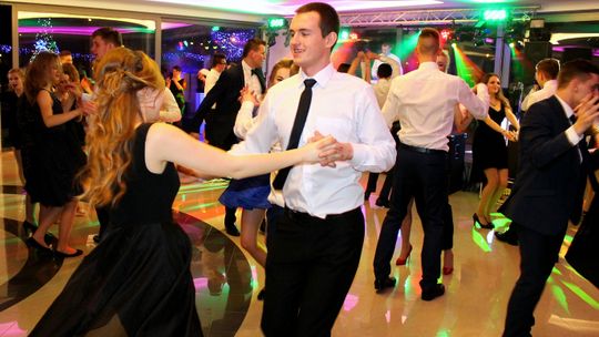 Czas na studniówki w Puławach. W tym roku na bordowo i coraz dalej od szkół 