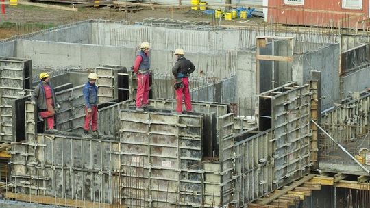 Czas rekordów i niepewności w mieszkaniówce