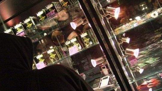 "Cząstka Boga znów w sprzedaży. Sanepid zamknął sklep