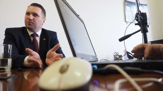 Czat z Przemysławem Czarnkiem. Wojewoda o flagach UE i wycinaniu drzew