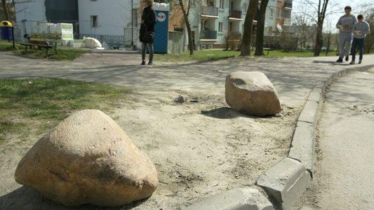 Czechów: Spółdzielnia rozłożyła głazy na trawnikach. Kierowcy wściekli