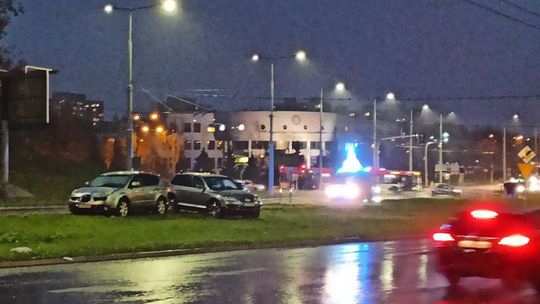 Czechów. Zderzenie dwóch samochodów. Stoją na pasie zieleni