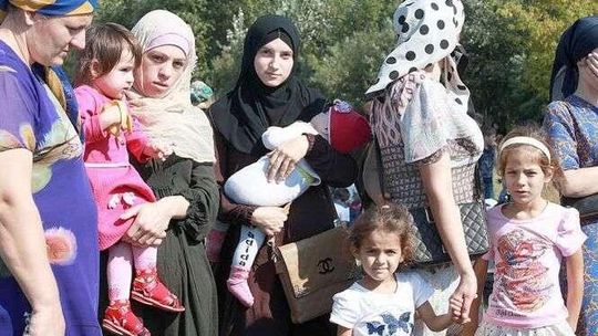 Czeczeni koczują na granicy w Brześciu. Próbują wjechać do Polski