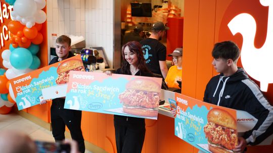 Czekali od 20:30 do 10:00 na otwarcie Popeyes. „Spaliśmy pod Plazą!”