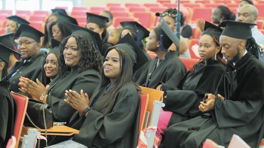 Czepkowanie. Gratulacje, kwiaty i plany na przyszłość studentów, m.in. z Zimbabwe czy RPA