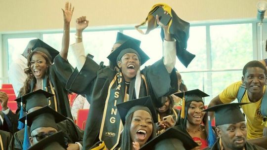 Czepkowanie w Lubelskiej Akademii WSEI czyli żywiołowo-afrykańska uroczystość pielęgniarska