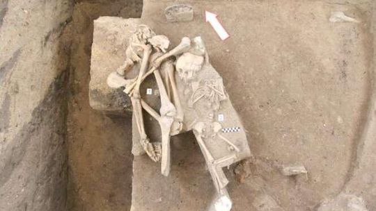 Czermno: Archeolodzy odkopali zagadkowy podwójny grób 