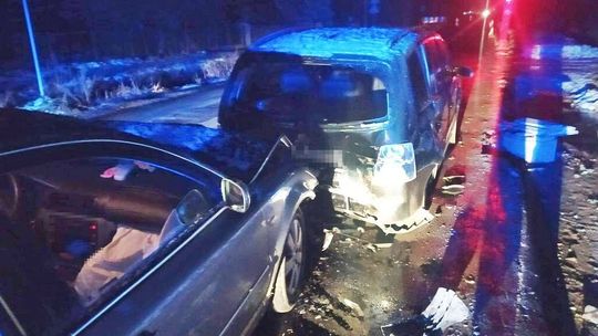 Czerwone światło, pijana kierująca nie wyhamowała. Trzy samochody uszkodzone