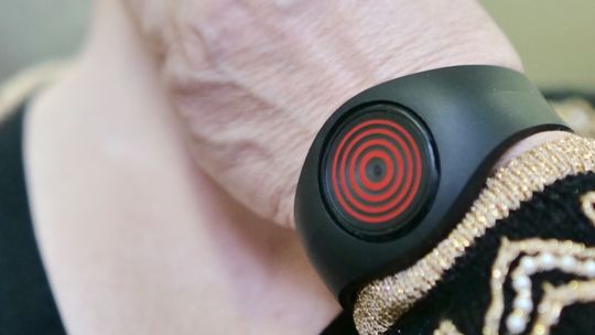 Czerwony guzik ratuje życie. Opaski dostaną seniorzy w Lublinie