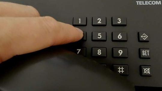 "Cześć ciociu, czy możesz mi pożyczyć pieniądze?". Oszust nabrał kobietę