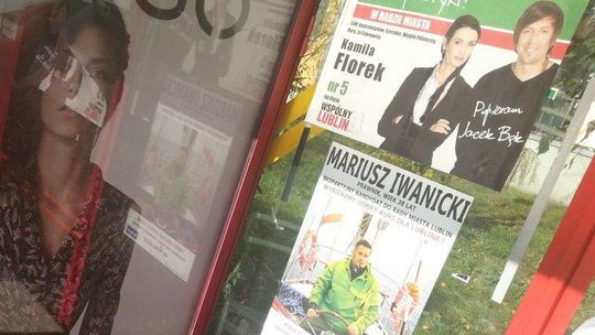 Część plakatów wyborczych na przystankach wisi nielegalnie. Nikt nie dostał mandatu