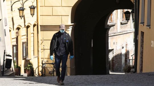 Część Polaków krytycznie ocenia zachowanie społeczeństwa w obliczu pandemii koronawirusa