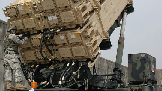 Części do amerykańskiego systemu rakietowego Patriot wyprodukują w Dęblinie