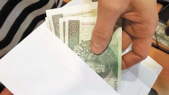 Częściej gotówka, rzadziej talony. Kto może liczyć na dodatkowe pieniądze przed świętami?