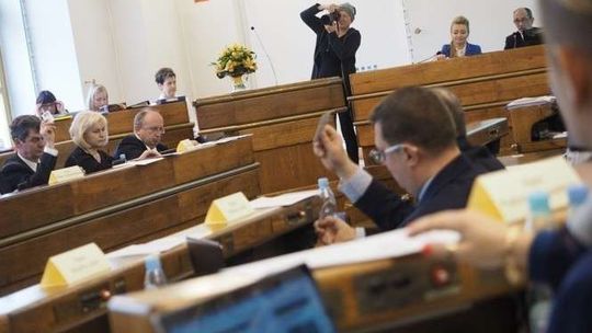 Członkowie komisji antyalkoholowej zarobią o połowę mniej? Tego chcą radni PiS 