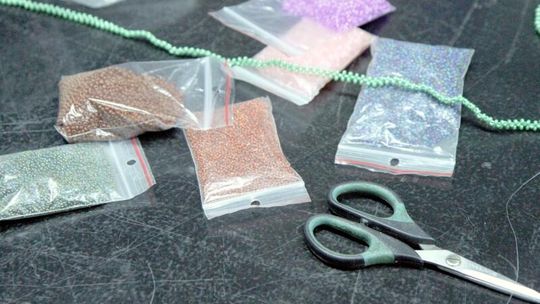 Człowiek, który nawleka koraliki