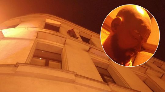 "Człowiek" na gzymsie w centrum Lublina. Rzeźbę skonfiskowała policja [zdjęcia]